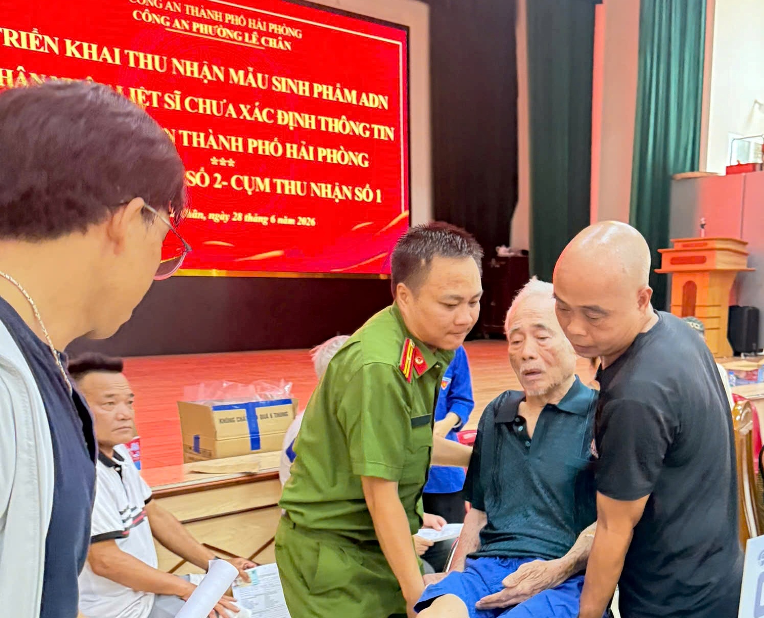 Công an phường Lê Chân: Chung tay thực hiện đợt cao điểm thu nhận mẫu sinh phẩm ADN thân nhân liệt sĩ chưa xác định thông tin